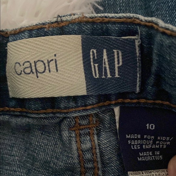 GAP Girl’s Capri Jeans with Floral Embroidery - Picture 2 of 5